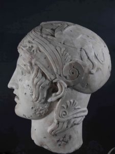 M.Pelletti - Ares Live - Marmo bianco Carrara intarsi di Onice Bianco, Malachite e Marmo Nero Belgio - cm 40 x 33 x 22 - 2017