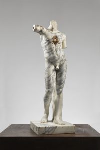 M.Pelletti - In to the Sun (Apollo) - Marmo bianco breccia intarsi di marmo giallo sienna onice caramello e bronzo - cm 55 x 42 x 190 - 2017