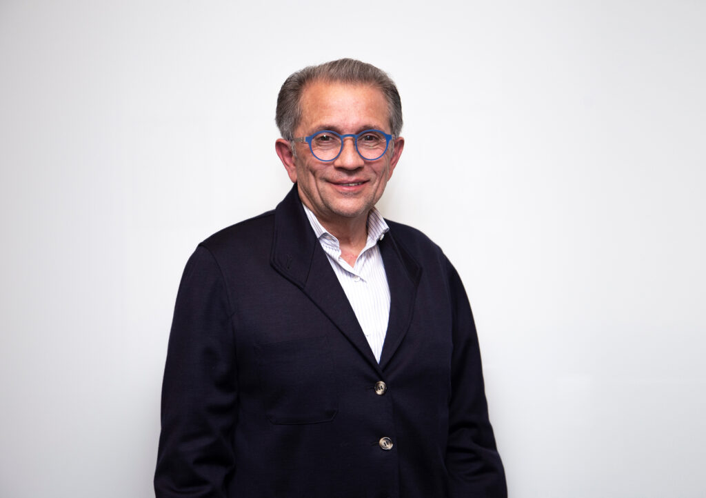 Gonzalo Robina centro color