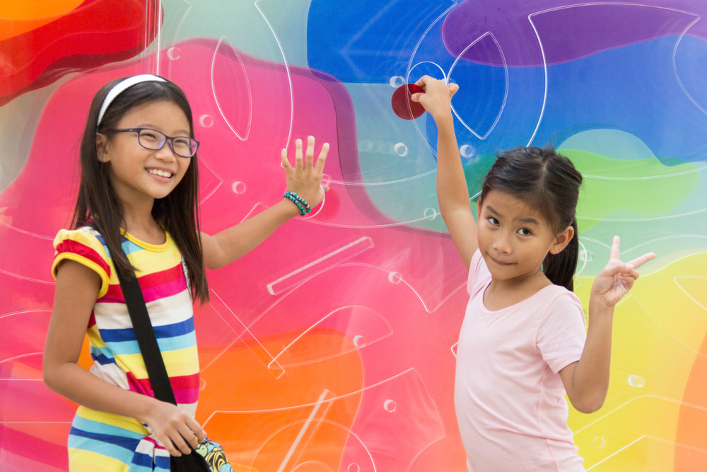 Singapore,-,August,18,,2016:,Girls,Playing,At,National,Museum