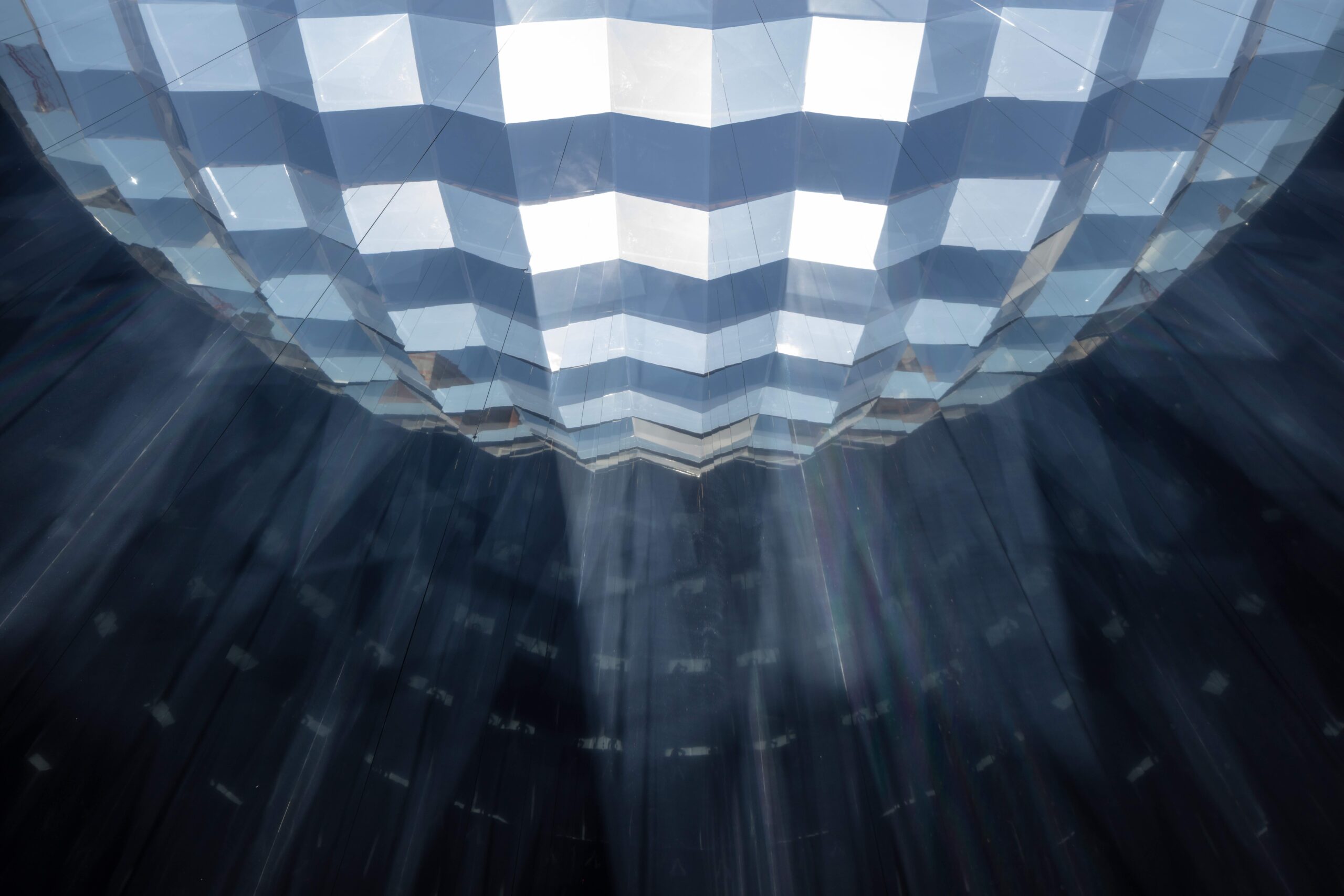 Una instalación inmersiva de Olafur Eliasson que transforma la percepción del espectador.